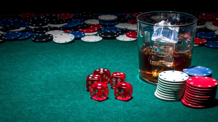 Simbol kunci dan data digital menunjukkan keamanan privasi platform